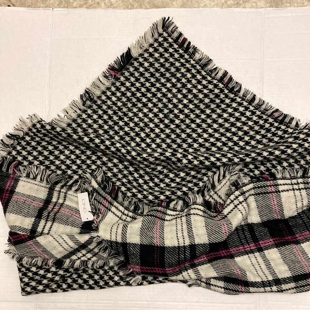 🎉10 for $10🎉ICING Reversible Shawl/Scarf. - Picture 8 of 8